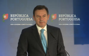 https://commons.wikimedia.org/wiki/File:Lu%C3%ADs_Montenegro_-_Conselho_de_Ministros_em_Oliveira_de_Azem%C3%A9is,_2024_(Ag%C3%AAncia_Lusa).png