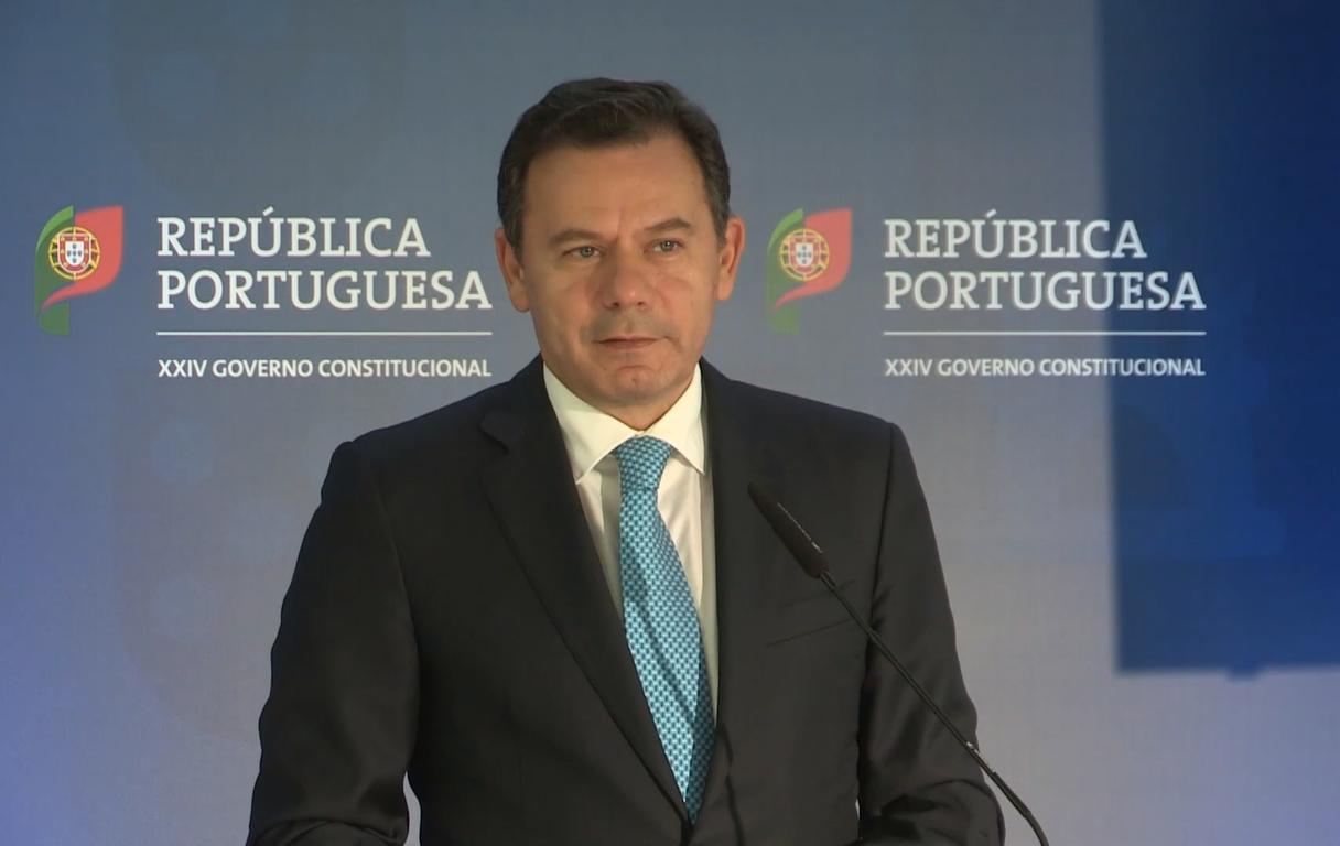 https://commons.wikimedia.org/wiki/File:Lu%C3%ADs_Montenegro_-_Conselho_de_Ministros_em_Oliveira_de_Azem%C3%A9is,_2024_(Ag%C3%AAncia_Lusa).png