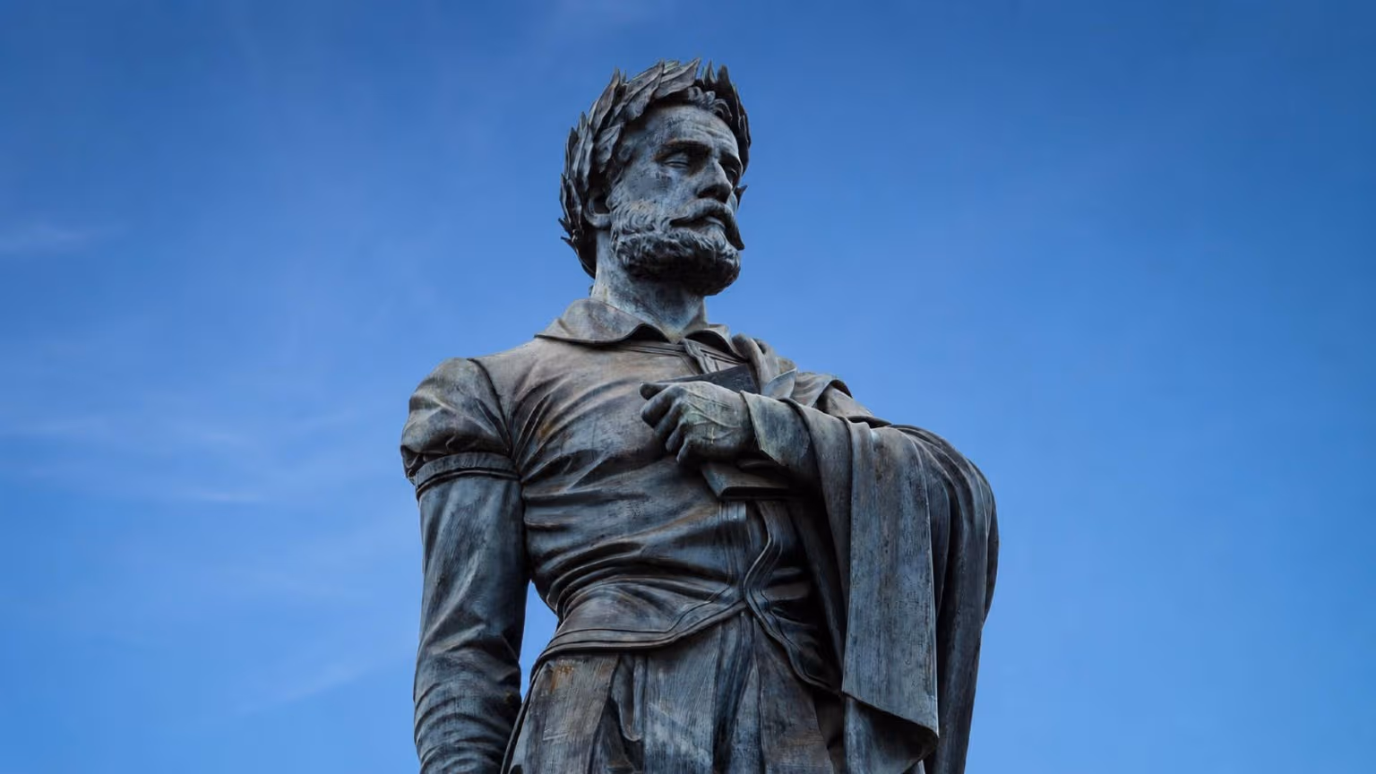 AdOx-luis-de-camoes-statue-portugal-day-lisbon